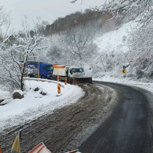 TIR-uri blocate pe DN 1 în județul Brașov din cauza ninsoarei