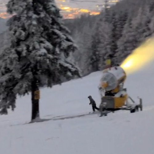 Primii snowboarderi au venit pe pârtiile din masivul Postăvarul