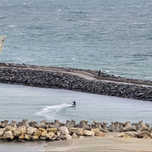 Spectacol pe plaja Zoom Beach din Constanța: iubitorii de kitesurfing se confruntă cu vântul puternic