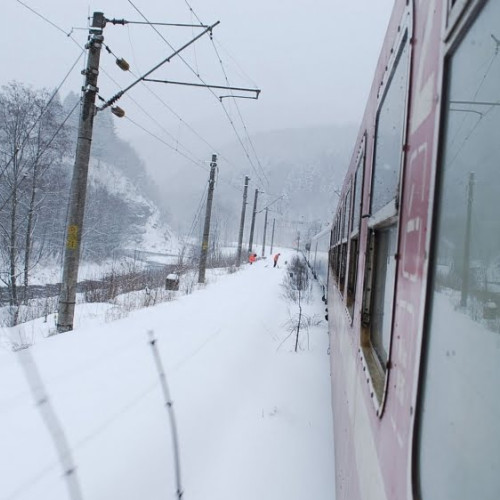 Circulația feroviară afectată de ninsori abundente în regiunea Brașov și Iași