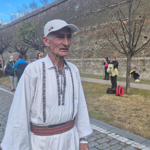 Marian Tanasie, maratonist de 77 de ani, alergă la Crosul Unirii îmbrăcat în costum popular