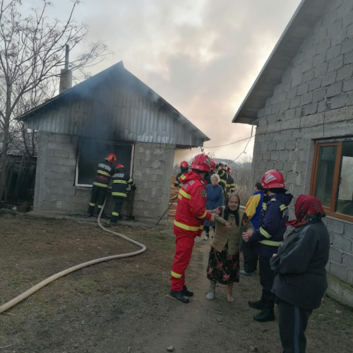 Incendiu izbucnit în urma unei scurgeri de gaze la o pensionară din Tecuci