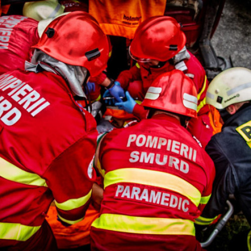 Un cap tractor prăbușit de pe podul DN 6 Orşova-Caransebeș, șoferul mort.
(Translation: An overturned tractor from the DN 6 Orşova-Caransebeș bridge, driver dead.)