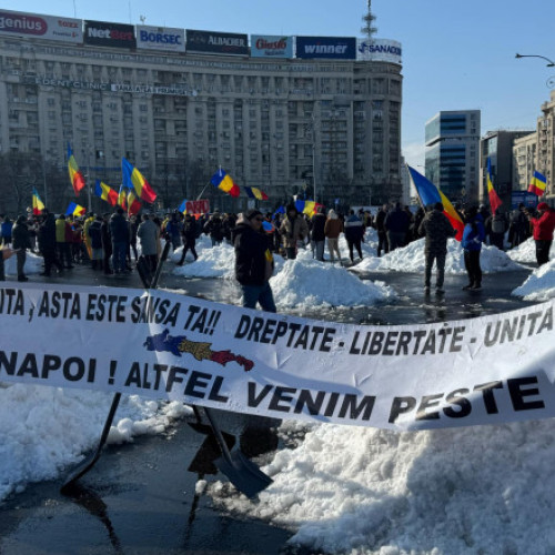 Video&Foto Protest în fața Guvernului cu 200 de persoane. AUR strânge semnături pentru candidatura lui Călin Georgescu la prezidențiale