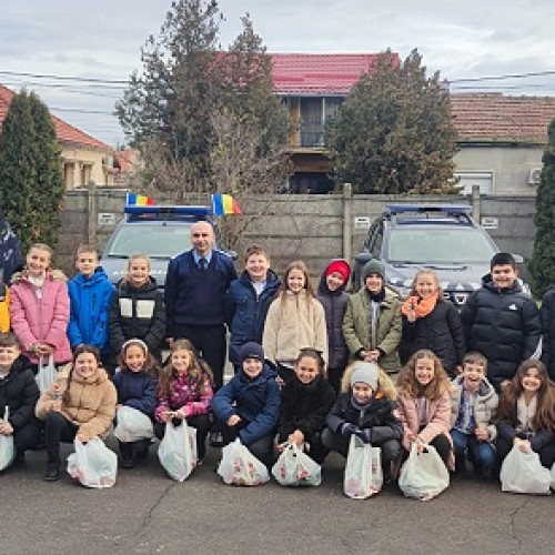 Colindătorii de la Școala Lucian Blaga aduc bucurie în comandamentul Jandarmeriei Satu Mare