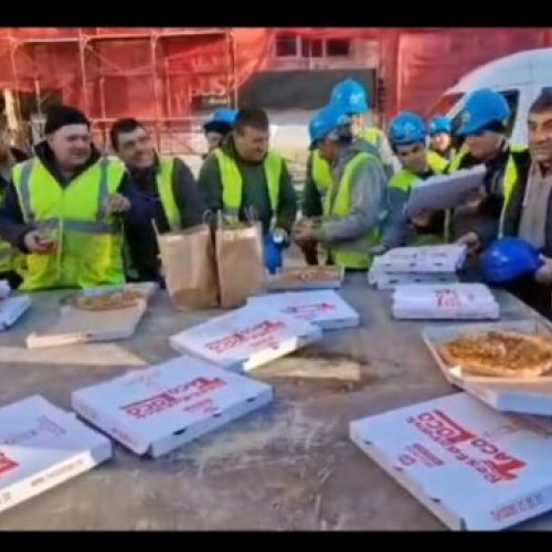Gheorghe Soldan a servit pizza muncitorilor de pe un șantier din Suceava