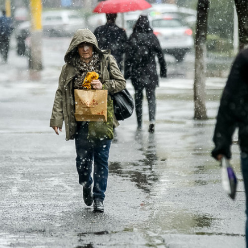 Trei zile de ploi și ninsori în București