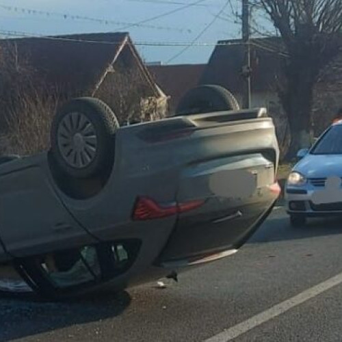 Accident pe Drumul Național 7: O femeie rănită după ce mașina s-a răsturnat