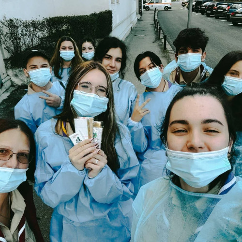 Tinerii cercetasi aduc bucurie prin martisoare