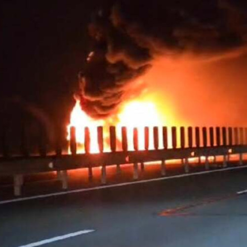 Incendiu devastator la un ansamblu de vehicule în Făget