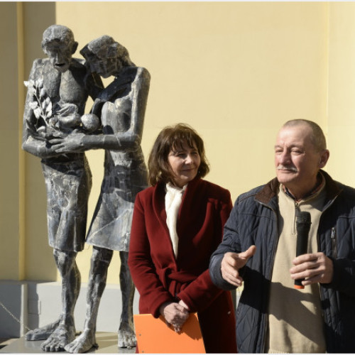 Sculptura "Puiul de înger" a fost amplasată în Piața Unirii din Oradea