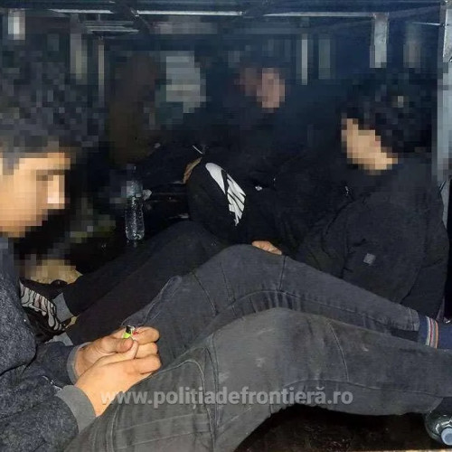 Politistii de frontiera romani si bulgari descoperă migranți ascunși într-un automarfar