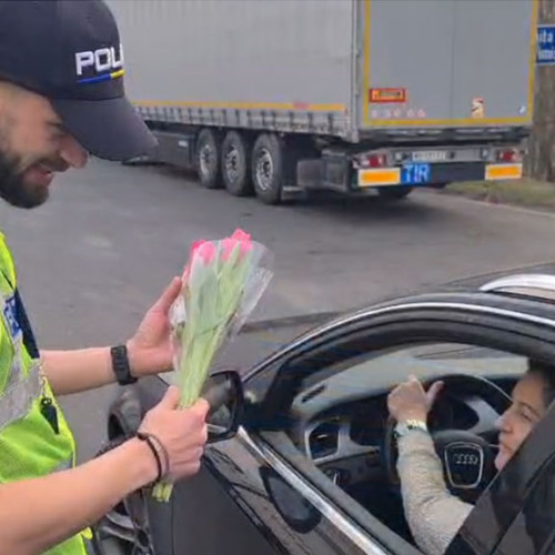 Floarea oferită cu ocazia Zilei Internaționale a Femeii de polițiștii din Caraș-Severin