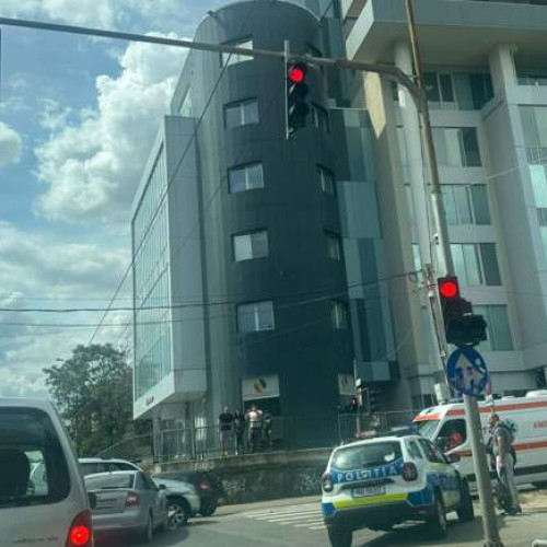 Tânără de 26 de ani se aruncă de pe un balcon din Timișoara