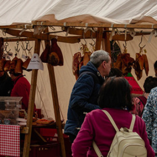 Târg lunar de produse locale și tradiționale organizat sâmbătă