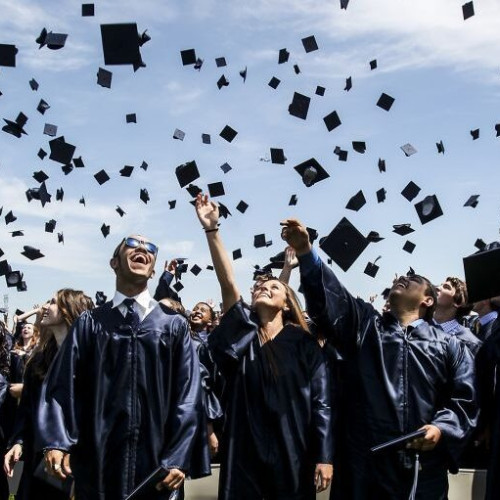 Tinerii absolvenți se confruntă cu provocări după finalizarea studiilor