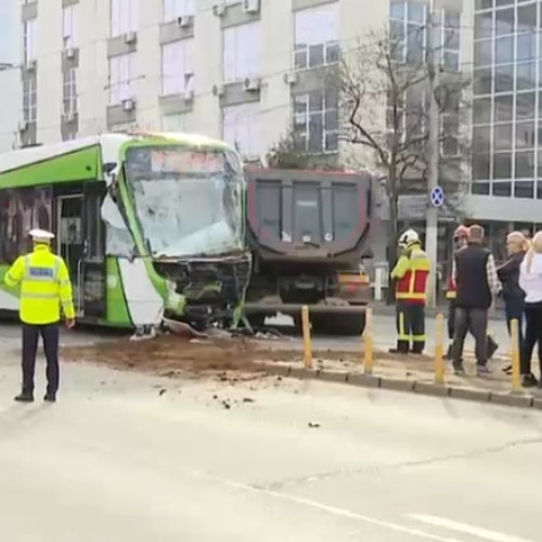Accident între un tramvai și o autobasculantă pe Bulevardul Timișoara
