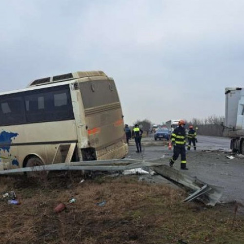 Accident grav în Timiș: 11 victime. Camion intrat în autobuz, activat Planul Roşu