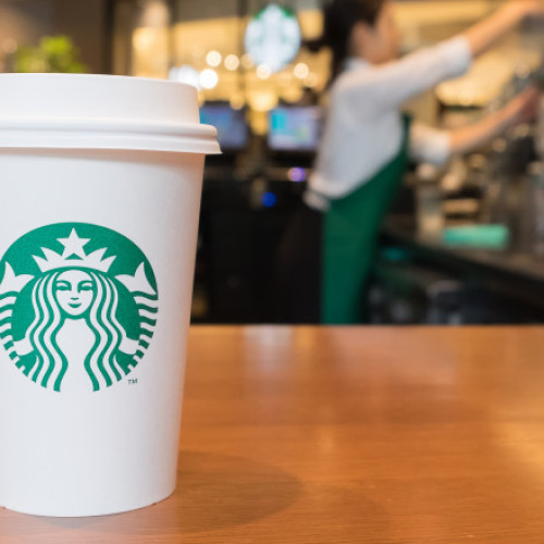 Starbucks condamnat să plătească 50 de milioane de dolari pentru arsuri grave