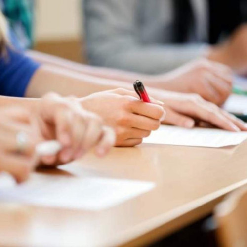 Elevii de clasa a VIII-a încep simularea Evaluării Naționale