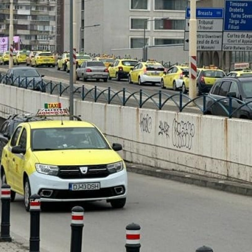 Protestele taximetriștilor în Craiova duc la trafic congestionat în centrul orașului