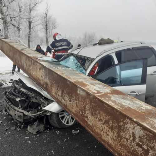 Accident tragic în OLT: Limitator de înălțime căzut peste o mașină, o persoană decedată, două rănite