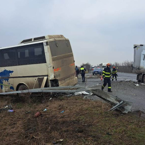 Accident grav pe DN 69: 11 răniți după impactul dintre un autocar și un TIR