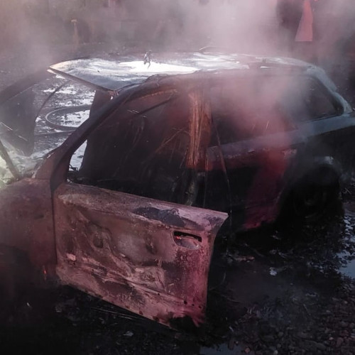 Incendiu într-o gospodărie din Vlasinesti: un autoturism a ars complet