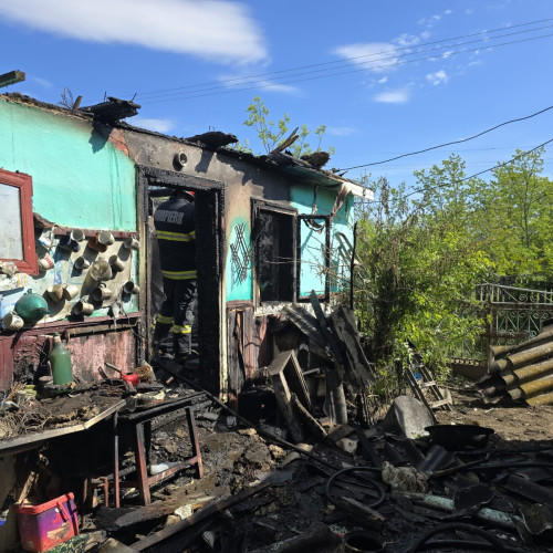 Incendiu în localitatea Mitoc: Pompierii intervin rapid pentru a salva gospodăria