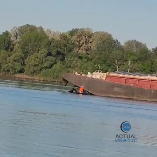 Incident pe Dunăre: o barja a fost pe punctul de a agăța o barcă de pescuit