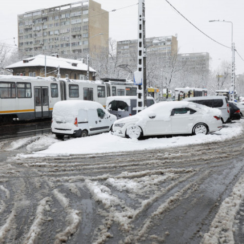 Confruntarea zăpezii în București: Trotuarele pline de gheață ridică tensiuni între primarii