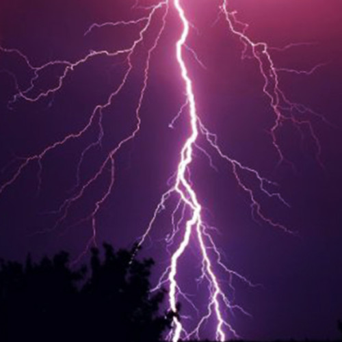 Tragedie la Turnu Ruieni: Doi tineri loviți de fulger