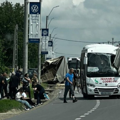 Accident grav la Letcani, implicând un autocamion și un autocar
