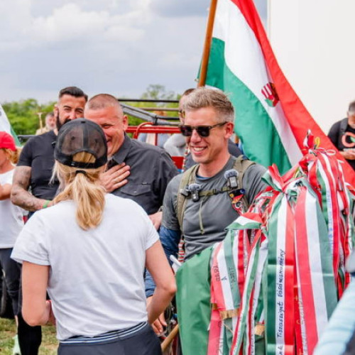 Liderul opoziției ungare, Peter Magyar, protestează pe jos până în România