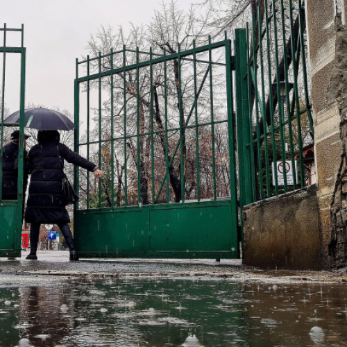 Ploi torențiale și vijelii în jumătate de țară