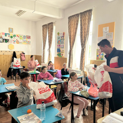 Peste 500 de copii din Brăila au primit pachete cu dulciuri