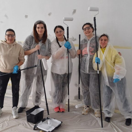 60 de angajați Amazon transformă o școală din Bodesti