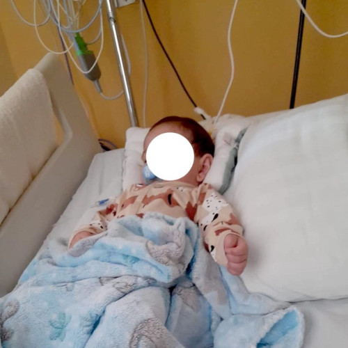 Povestea emoționantă a lui Victor, un copil care a supraviețuit unei intervenții pe cord deschis