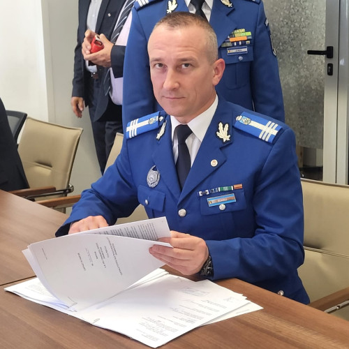 Inspectoratul de jandarmi județean Botoșani a început pregătirile pentru independența energetică, instalând o centrală fotovoltaică trifazată pentru consum propriu. Potrivit botoșaninews.ro, evenimentul a avut loc miercuri, 28 mai, și a fost marcat de semnarea contractului de finanțare pentru acest proiect, de către colonelul Boariu Cristian, inspector șef, și capitanul Gindu Ciprian, responsabilul de proiect, în prezența ministrului Energiei, Sebastian-Ioan Burduja.