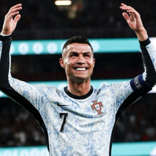 Arabia Saudită încearcă să-l convingă pe Cristiano Ronaldo să-și continue cariera în regat, însă negocierile sunt dificile, potrivit unei surse apropiate tratativelor, citată de AFP. În special, tratativele cu clubul Al Hilal sunt cele mai avansate, iar acesta va participa luna viitoare la Campionatul Mondial al Cluburilor.