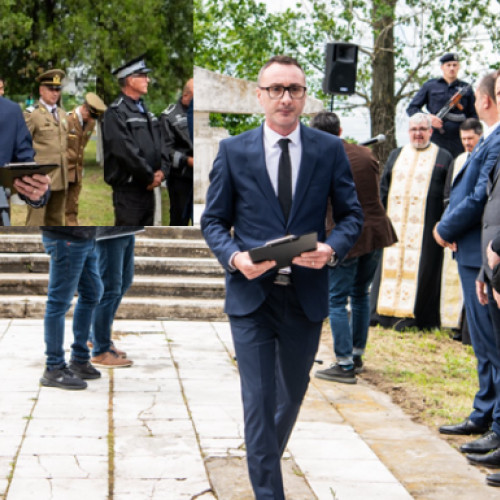 Primarul Slatinei, Mario De Mezzo, a fost implicat într-un incident de sabotaj în timpul ceremoniei de Ziua Eroilor, potrivit olt-alert.ro. Acesta a intervenit pentru a întrerupe discursul premierului Cătălin Predoiu, care era citit de prefectul județului, Cosmin Floreanu. În timpul evenimentului, microfonul prefectului a „picat” de mai multe ori, în timp ce primarul se asigura ca sonorizarea era funcțională și a insistat ca fanfara Lyra Band să nu fie invitată, încălcând astfel planul organizatorilor.