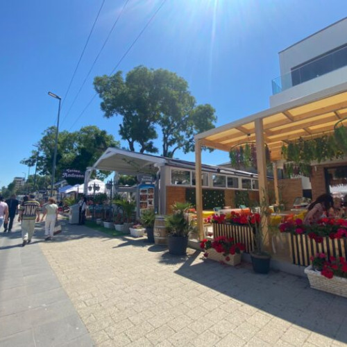 Turismul românesc înregistrează o creștere semnificativă în 2024 și se pregătește pentru consolidare în 2025, în special pe segmentul litoralului, potrivit reprezentanților Asociației Naționale a Agențiilor de Turism (ANAT). Aceștia organizează cea de-a doua ediție a evenimentului Infotur „Riviera Românească” alături de OMD Județul Constanța și partenerii lor. Conform datelor citate de newsbucuresti.ro, industria turismului a avut o contribuție de aproximativ 5,6% la PIB-ul țării în 2024, față de 4,19% în anul anterior, apropiindu-se de nivelul din 2019, când turismul reprezenta 6,6% din PIB.