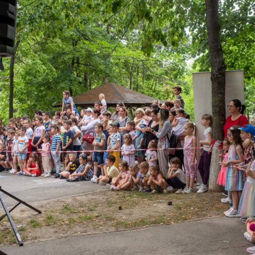 A doua ediție a "Săptămânii teatrului pentru copii" la Botoșani, în ordinea celor mai recente evenimente, începe cu o paradă spectaculoasă