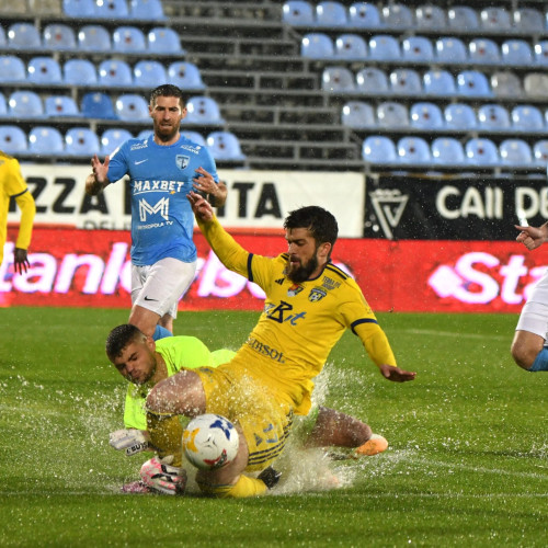 FC Voluntari s-a impus în meciul din prima manșă a barajului pentru SuperLiga 2025-2026, în timp ce Unirea Slobozia nu și-a respectat statutul de echipă de top. Potrivit infoialomita.ro, condițiile de pe teren au fost extrem de dificile, cu suprafața inundată și porțiuni cu bălți, ceea ce a afectat evoluția ambelei formații.