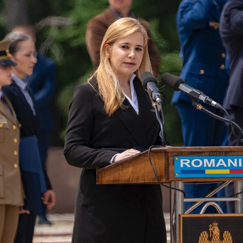 Silvia Mihalcea a participat la ceremonia de depunere de coroane de Ziua Eroilor