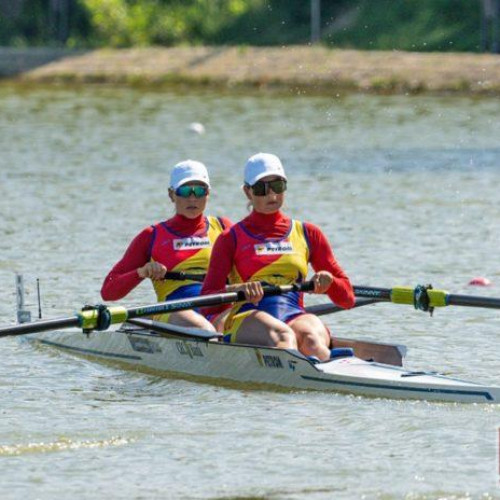 Numai câteva echipe românești s-au calificat până acum în finalele Campionatului European de Canotaj de la Plovdiv, potrivit monitorulbt.ro. Printre cei care vor concura pentru medalii se numără și canotorii din Botoșani: Simona Radis, Iulia Balauca și Mugurel Semciuc, toți proveniți de la Clubul Sportiv Botoșani. Alexandra Ungureanu, care a mai fost legitimată la același club, a ocupat locul al treilea în Finala C, cu timpul de 07:39.28.