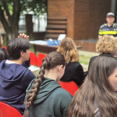 Campania de prevenție a minorilor s-a desfășurat pe tot parcursul săptămânii la Craiova, concentrându-se pe diverse aspecte ale siguranței în rândul tinerilor. Potrivit editie.ro, prima parte a săptămânii a fost dedicată protejării minorilor, iar autoritățile au vizitat școli și alte locuri frecventate de copii, pentru a discuta despre siguranța rutieră, riscurile traficului de persoane și comportamentele violente.