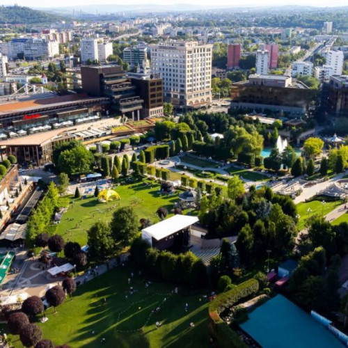 Palas Iași se pregătește pentru o nouă transformare, iar grădina Palas face parte din acest amplu proiect de reamenajare a complexului, potrivit ziaruldeiasi.ro. Se vor amenaja zone interactive pentru copii, cascade în aer liber și noi trasee de promenadă. Deși parcul actual atrage deja mulți vizitatori, planurile de modernizare includ și extinderea spațiilor verzi.