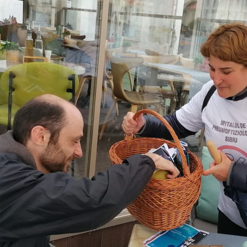 Campanie antifumat la Sibiu: mere în schimbul țigărilor pe bulevardul Nicolae Bălcescu