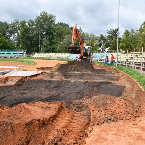 Lucrările la stadionul municipal din Slobozia au început după o întârziere de cel puțin nouă luni, potrivit infoialomita.ro. Investiția a fost amânată mai multe luni din cauza neînțelegerilor între firmele implicate și a numeroaselor contestări în timpul licitației. În sfârșit, vineri, 30 mai, s-au realizat primele activități, cu excavatoare încărcând cupe de zgură în camioane.